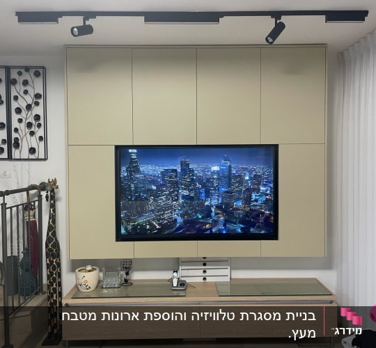 ארון עץ עם טלוויזיה מובנית על הקיר